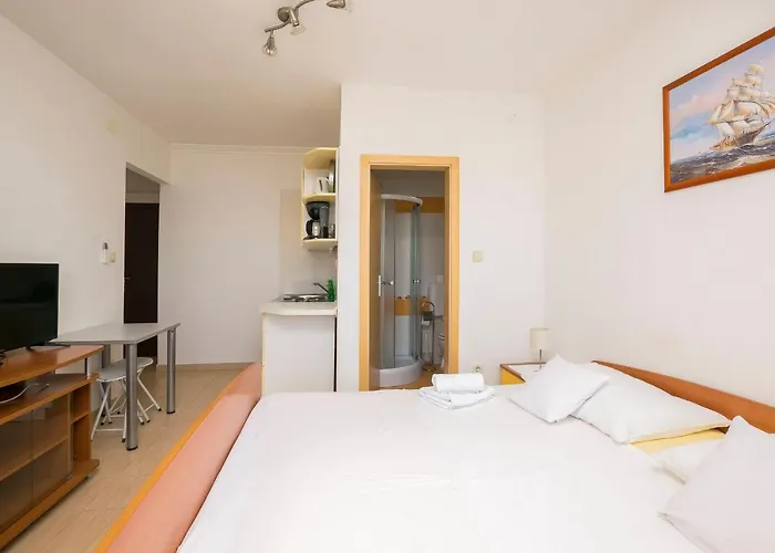 Apartments And Rooms Mare